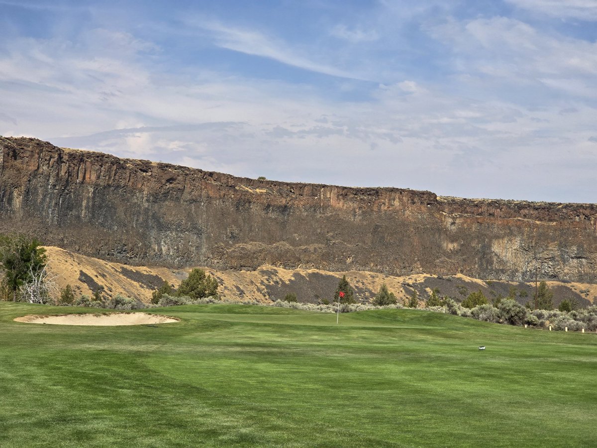 A great time back home with the fam! Camping in Central Oregon, with two days of golf, and I didn't even have to miss the Duck game! Couldn't ask for better weather and I even ran into some old friends at the course! Hate to head back to AZ soon. ⛳️🏌‍♀️🏌💚💛