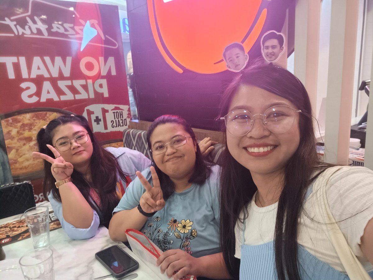 shayne1131's tweet photo. Thank you po sa freebies namin. 
Napagkamalan ko pang ikaw  yung  sa labas ng pizza hut hahahaha nakakahiya!
Pero yung polbo po tlga wla ako nun haha
@wonderkaii https://t.co/z09nVgKKuI