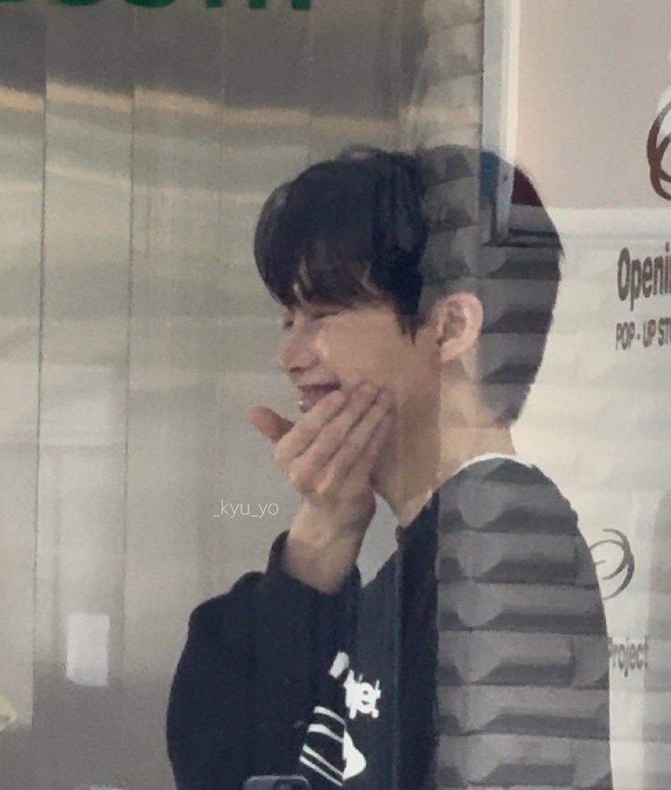 p2anu1's tweet photo. 크림빵 터졌다 https://t.co/fBHCcXaumj