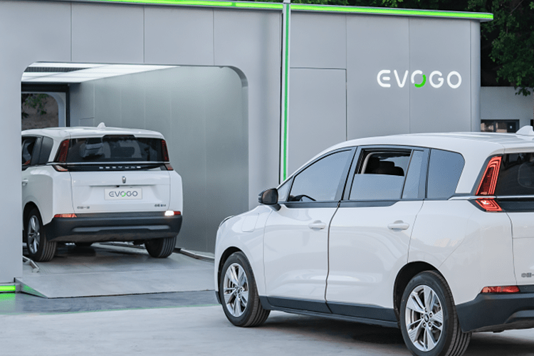 ElectriveNet's tweet photo. #CATL nennt erstmals konkrete Ziele für den Roll-out seiner 2022 präsentierten #Batteriewechsel-Station. So sollen in #China 2025 insgesamt 500 Einheiten am Netz sein. Längerfristig schwebt dem Konzern der Aufbau von 10.000 Tauschstationen vor. https://t.co/S5x2AGcFMX https://t.co/TqyM2Gbm6u