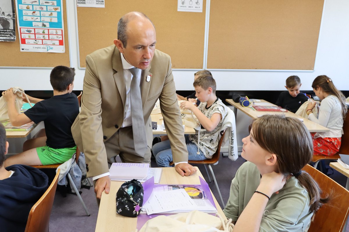 acclermont's tweet photo. #Rentrée2024 🏫
Suite des visites de rentrée au collège Anna Garcin Mayade de Pontgibaud où le recteur @BenmiloudKarim, avec le @Prefet63 et le président du conseil départemental @Departement63 ont accueilli les élèves entrant en 6e et leur ont souhaité une bonne année scolaire. https://t.co/OhCCjk2Rvy