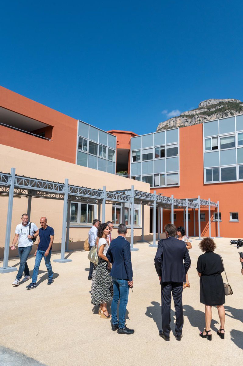 👩‍🏫 C’est la rentrée !

En ce premier lundi de septembre, j’assiste avec enthousiasme et émotion à la #rentrée scolaire des 215 élèves de 6ème du collège des Baous de Saint-Jeannet, avec le Maire Julie Charles.

Quel plaisir d’être ici à Saint-Jeannet, commune si chère à mon cœur