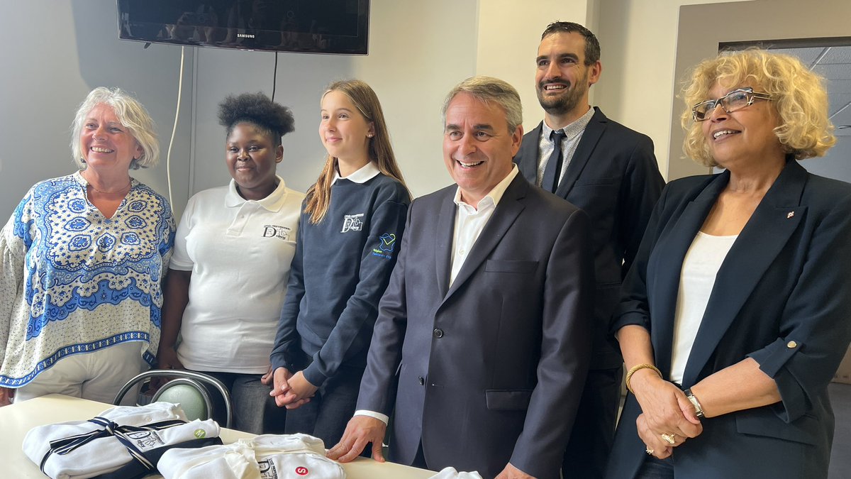 Zack Ajili (@zackajili) on Twitter photo Président de la région <a href="/hautsdefrance/">Région Hauts-de-France</a> mais pour combien de temps ? En attendant son entrevue avec le président de la République à l’Elysée, <a href="/xavierbertrand/">Xavier Bertrand</a> a distribué des uniformes au lycée Robert Desnos à Crespy-en-Valois Président de la région <a href="/hautsdefrance/">Région Hauts-de-France</a> mais pour combien de temps ? En attendant son entrevue avec le président de la République à l’Elysée, <a href="/xavierbertrand/">Xavier Bertrand</a> a distribué des uniformes au lycée Robert Desnos à Crespy-en-Valois