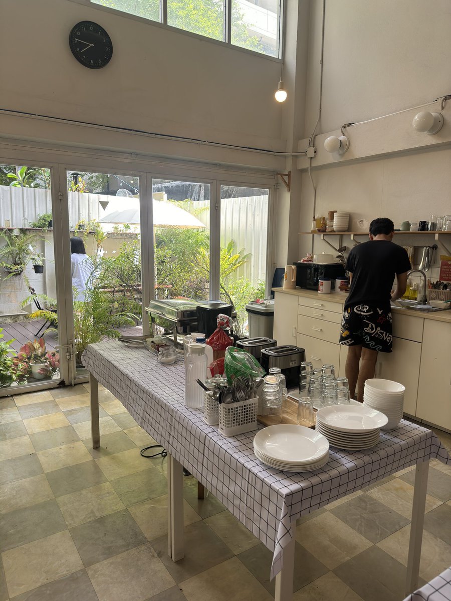 queerisy's tweet photo. INI YAAAH CATETTT &amp; SAVEEE penginapan aku di Thailand permalam sekitar 130-150Ribuan (tergantung tipe kamar) include sarapan 🩵

aku pilih yang khusus wanita (lebih mahal sedikit daripada yang mix)

deket banget sama BTS dan bisa jalan kaki ke area platinum &amp; siam paragon: https://t.co/VrhjmE3ho9