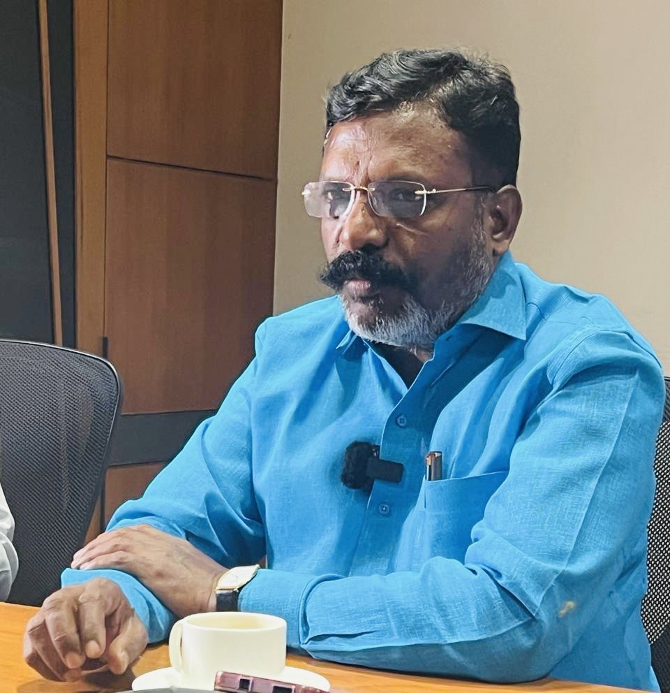 WriterRavikumar's tweet photo. ரிசர்வ் தொகுதிகளையும் ஒழிக்கப் போகிறார்களா? 

EWS பிரிவினருக்கு 10% இட ஒதுக்கீடு வழங்கியது செல்லும் என்ற உச்சநீதிமன்றத்தின் தீர்ப்பு ஒட்டுமொத்தமாக இட ஒதுக்கீட்டை ஒழித்துக் கட்டுவதற்கான உச்சநீதி மன்றத்தின் முதல் தாக்குதல். 

தற்போது உள் ஒதுக்கீடு தொடர்பாக வழங்கப்பட்டுள்ள தீர்ப்பு இட ஒதுக்கீட்டின் மீதான உச்சநீதிமன்றத்தின் இரண்டாவது தாக்குதல்.

அசோக் குமார் ஜெயின் என்பவர் தொடர்ந்த வழக்கில் ‘ ரிசர்வ் தொகுதிகளை நீட்டிப்பது அரசமைப்புச் சட்டத்தின் உறுப்பு 334 க்கு உகந்ததுதானா? ‘ என்பதை ஆராய்வதற்காக அமைக்கப்பட்டுள்ள 5 நீதிபதிகள் கொண்ட அமர்வு அளிக்கப்போகும் தீர்ப்பு இட ஒதுக்கீட்டை முற்றாக ஒழித்துக்கட்டும் இறுதித் தாக்குதலாக இருக்கப் போகிறது. 

புரட்சியாளர் அம்பேத்கர் பெற்றுத் தந்த இட ஒதுக்கீட்டை ஒழிப்பதற்கான பாஜகவின் திட்டத்தை முறியடிக்க புரட்சியாளர் வகுத்துத் தந்த பாதையில்,  தலைவர் எழுச்சித் தமிழர் தலைமையில் விடுதலைச் சிறுத்தைகள் கட்சி போராடும். 

EWS இட ஒதுக்கீட்டை எதிர்த்து உச்சநீதிமன்றத்தில் விசிக வழக்கு நடத்தியது. இப்போது உள் ஒதுக்கீடு தீர்ப்பை எதிர்த்தும் சீராய்வு மனு தாக்கல் செய்துள்ளது. 

விசிகவின் போராட்டம் இட ஒதுக்கீட்டைப் பாதுகாப்பதற்கானது. இட ஒதுக்கீட்டையே ஒழிக்க முயற்சிப்பவர்களின் தூண்டுதலில் விசிகவை எதிரியாகக் கட்டமைத்து அவதூறு செய்பவர்கள் ஒன்றைப் புரிந்துகொள்ள வேண்டும்: விசிகவின் போராட்டம் உங்களுடைய இட ஒதுக்கீட்டைப் பாதுகாப்பதற்கானதும் தான் ! 

- ரவிக்குமார் எம்.பி