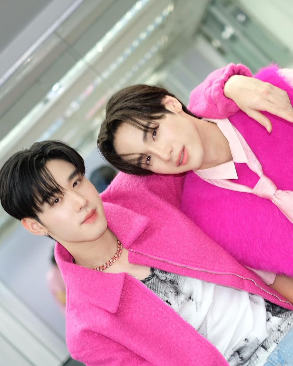 phudtripart_ofc's tweet image. [ Instagram Update ] 

1 Sep 2024

—  IG Post : jejee_wiranphat

🐻💄 [ 2/2 ]
TEDDYTINT x RYUJAVA
#MaybellinexRyuJava

@ryuptb #ryuptb
@javabh28 #javabh