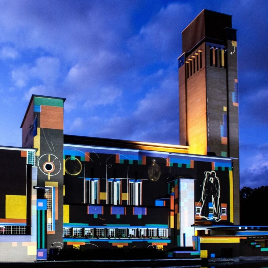 Vr. 13 sept. vindt de officiële landelijke opening plaats in Hilversum! Bewonder het Dudok Raadhuis ‘in vuur en vlam’ met een lichtshow en livemuziek. Geniet vervolgens van een lichtkunstroute, optredens en meer! 

👉 Bekijk het programma op de site.

#omd2024 #openmonumentendag