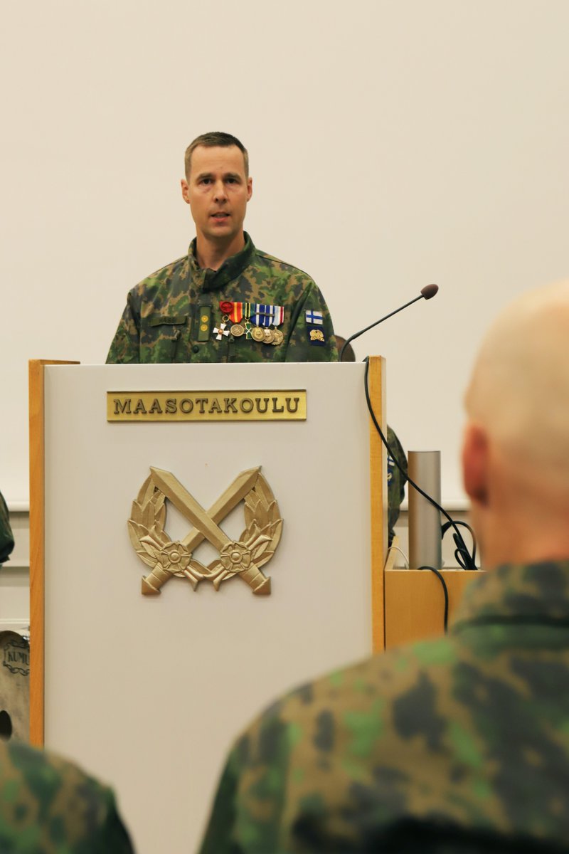 MaasotaK's tweet photo. Jalkaväkikoulun johtaja vaihtui 1.syyskuuta. Jalkaväkikoulun lipun, perinteet sekä johtajan tehtävät otti vastaan everstiluutnantti Teemu Hassi, joka siirtyy tehtävään Maavoimien Reserviupseerikurssin johtajan tehtävästä. #JVK #KOULKESK #MAASK #MAAVOIMAT https://t.co/qneOPbLA25