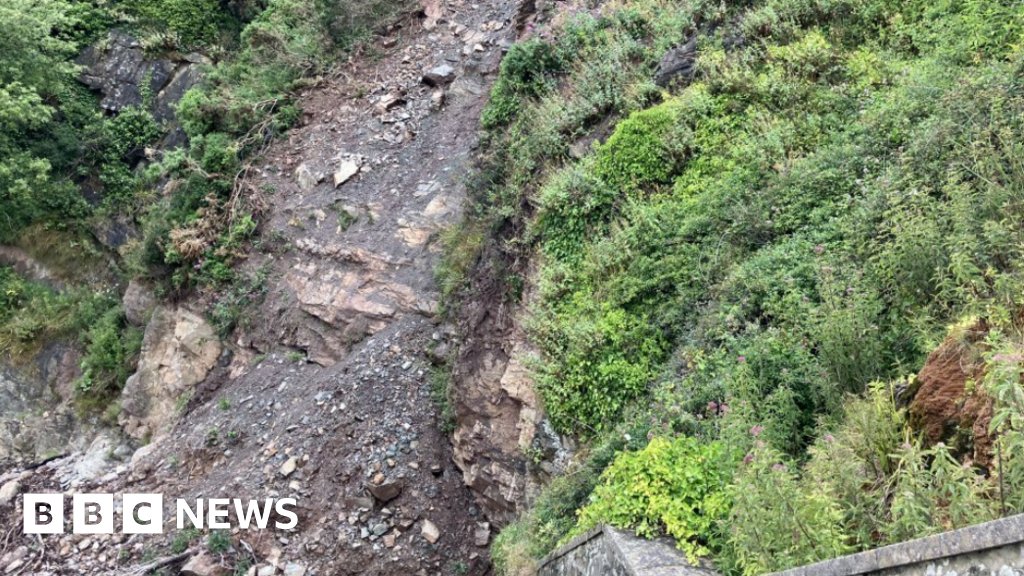 PercyFilth_'s tweet photo. Landslide beach to reopen after new steps installed https://t.co/S0XqUJULuk https://t.co/67OqksdIXR