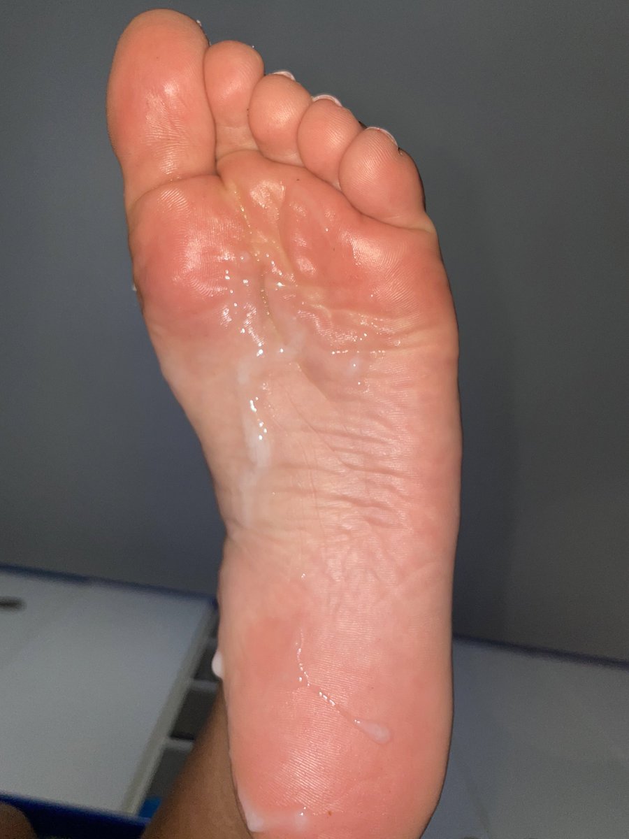 GoddesGeorgina's tweet photo. Buongiorno mangiasperma🤣

LECCATE la sborra dai miei piedini💦

AVANTI IN GINOCCHIO E LINGUA FUORI ORA!🙇🏽‍♂️👅 

https://t.co/zvEOaLg8K6

#feet #alphacouple #FOOTFETİSH #findom  #cuck #cuckold #cum #domination #humiliation #moneyslave @rt_feet @Capafootslave @Feetopia @sq_lion89 https://t.co/VrBdD9EuFP