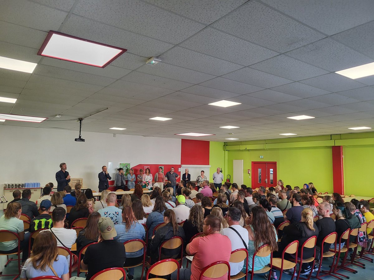 JulienGiovacch1's tweet photo. Aujourd'hui rentrée en musique avec le chant travaillé dans le #REP + du #collegedelamorinie l'an passé. Accueil des parents, forum des partenaires...Bien débuter en 6ème pour réussir sa #scolarité. #CAPSO #DSDEN62 #rectoratdelille. "Ne laisser aucun élève au bord du chemin." https://t.co/Nk2RSJmzaf