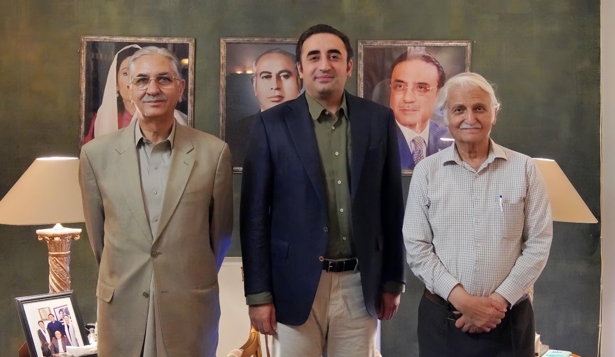 PPPMediaOffice's tweet photo. The Chairman met with the Chief Minister of Balochistan  @PakSarfrazbugti, Secretary General PPP Nayyer Bukhari, President Human Rights Farhatullah Babar and President Central Punjab Raja Pervez Ashraf at Zardari House, Islamabad. https://t.co/DQEuMNSNr8