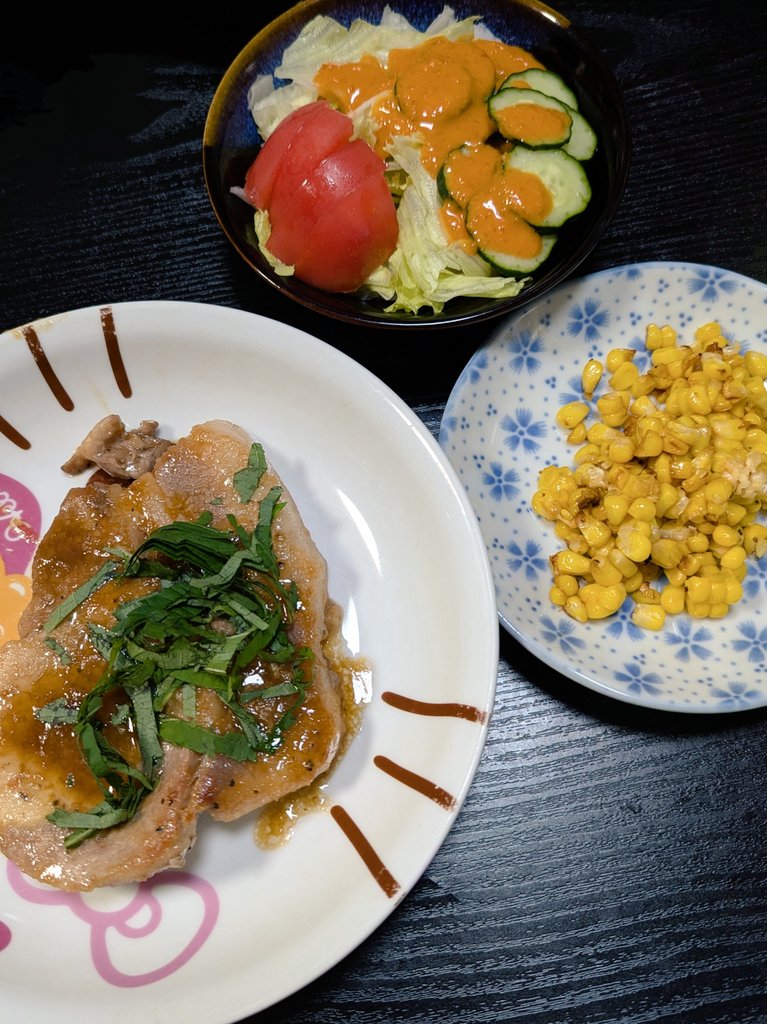 tornador69's tweet photo. 今夜のあて。
#豚の梅照り焼き
#OmiCafe メニュー再現チャレンジ。大葉の千切りを添えて。
#醤油バターコーン
とうもろこしの皮を1枚残してラップで包んで丸ごとチン。包丁で削いだあとフライパンで。
とうもろこしの香り、そして甘い。
#サラダ
美味い。
ごちそうさま🙏
#今夜のあて
#親父の料理 https://t.co/cMeY1v3hlk
