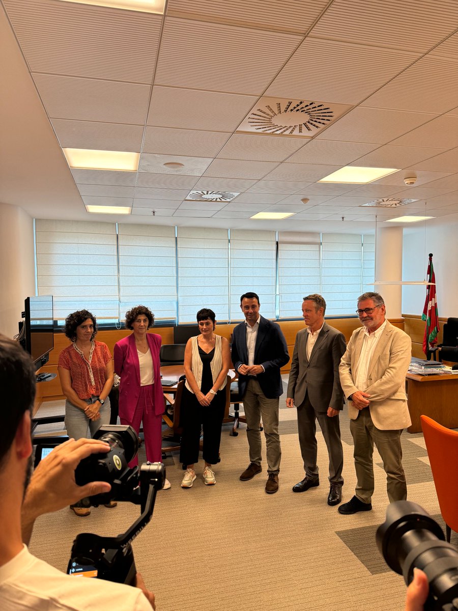 MikelTorresEJGV's tweet photo. Gaur hasi dut euskal gizarte-eragileekin bilera-sorta.
Ekonomia, Lan eta Enplegu Saileko hiru sailburuordeekin batera (Elena Perez Barredo, Alfonso Gurpegui eta Iñaki Ruiz) @LABsindikatua -ko ordezkariak hartu ditut @Gob_eus -en egoitzan.
#bilera #sindikatuak https://t.co/CPFLM89rRh