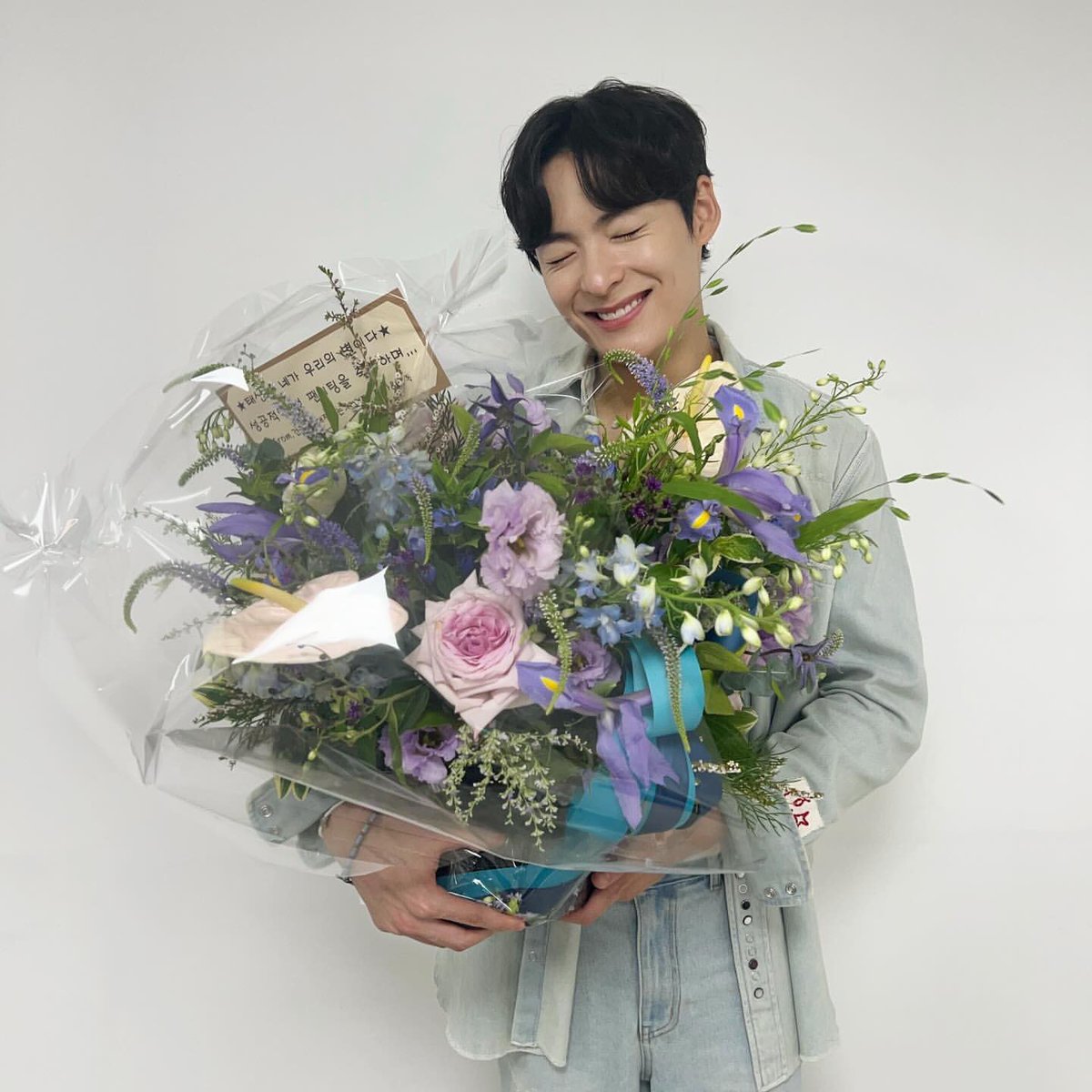 송건희팬미팅에서일어난일..
150분동안사진영상ok 
1,2부 페이지 나눠서 진행
한페될로 팬미팅 포문 열기 
필모훑기
건희골든벨+귀요미벌칙
소장품 이벤트
라디오DJ+기타치며노래..
밈건희대잔치
건희앤건희사항
첫만남댄스타임
다같이생파
구역별포토타임
하이터치+손편지엔딩..

송건희하세요 ♡