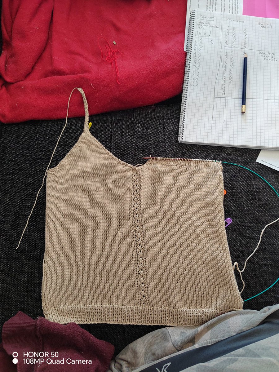 jekkukissa's tweet photo. Hitto mähän osaan tehdä tätä 🤩😵 vielä toinen puoli, sit yhdistää taka- ja etuosa. Sit se ois valmis 😵 https://t.co/IhCl1mOoys