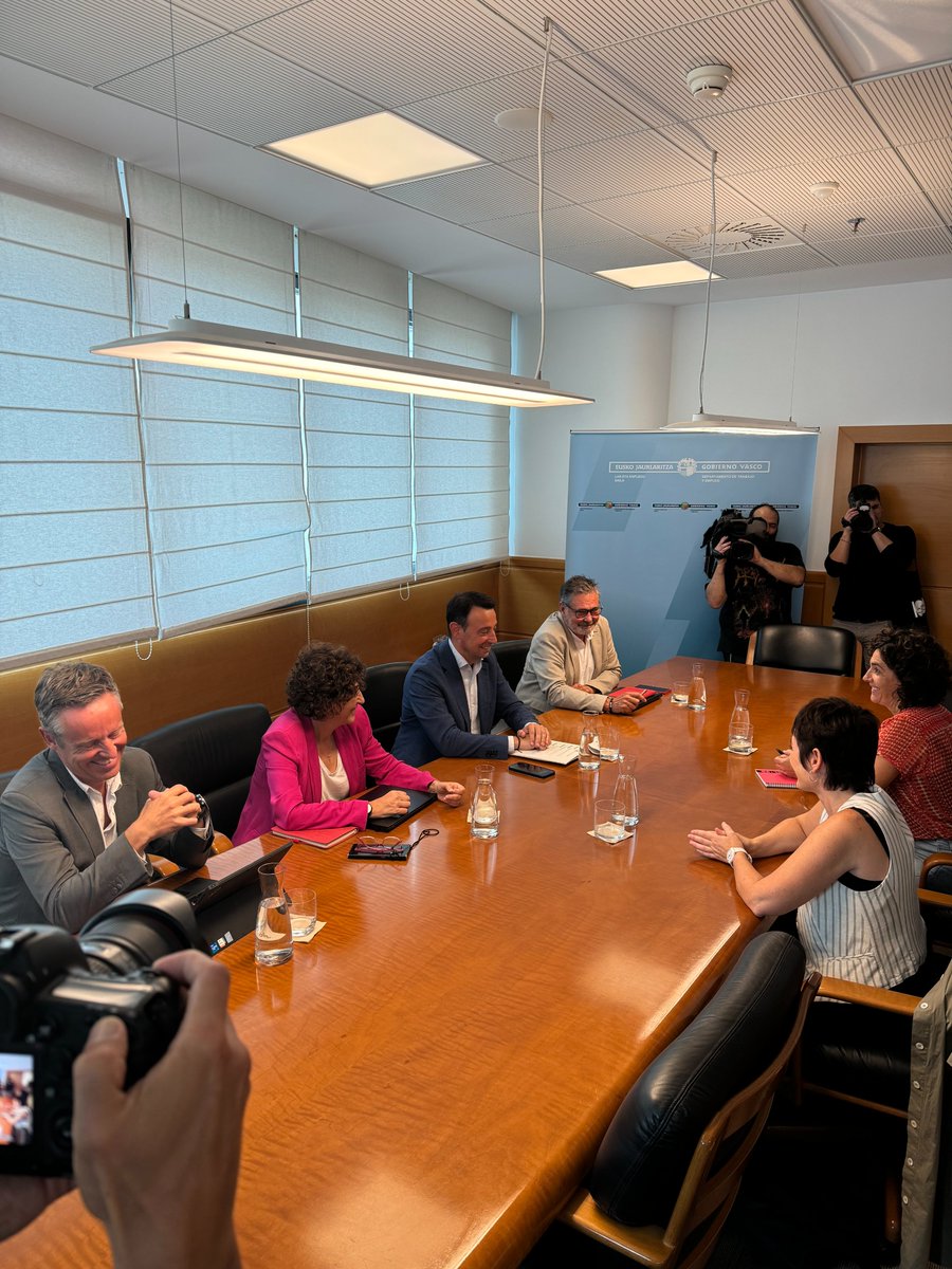 MikelTorresEJGV's tweet photo. Gaur hasi dut euskal gizarte-eragileekin bilera-sorta.
Ekonomia, Lan eta Enplegu Saileko hiru sailburuordeekin batera (Elena Perez Barredo, Alfonso Gurpegui eta Iñaki Ruiz) @LABsindikatua -ko ordezkariak hartu ditut @Gob_eus -en egoitzan.
#bilera #sindikatuak https://t.co/CPFLM89rRh