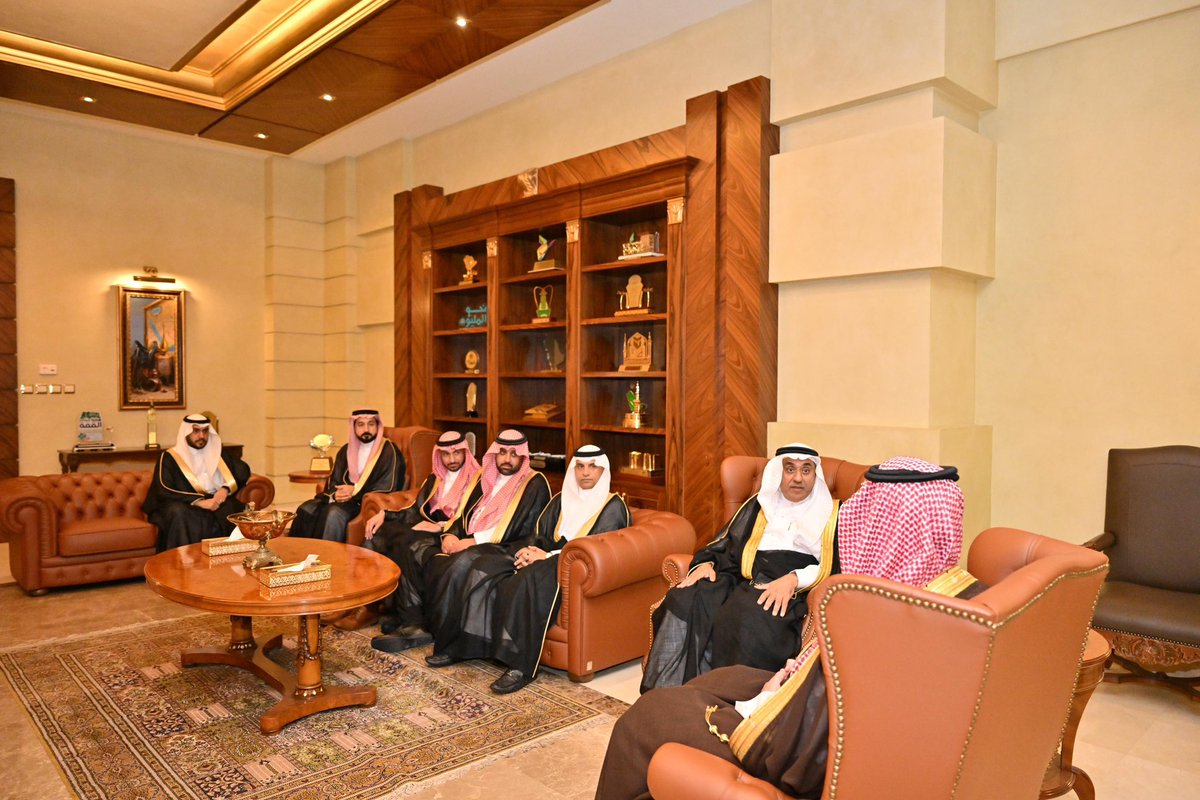 في زيارة لسمو الأمير #سعود_بن_جلوي محافظ جدة، بمقر المحافظة.
استعرض الدكتور سطام لنجاوي الرئيس التنفيذي لشركة #وادي_جدة موجزًا عن أعمال وادي جدة وشركاتها التابعة في دعم الأبحاث وبراءات الاختراع والابتكار ونقل التقنية وتوطينها، بما يسهم في تحقيق الأهداف والتطلعات الوطنية