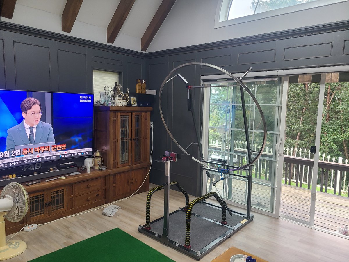 Proswing_Inc's tweet image. 슬럼프에 빠진 골퍼분~ 스윙교정
올바른 궤도와 헤드업교정 스웨이교정 올바른 힙턴유도 등으로 자세를 바로 잡기 위하여 #프로스윙머신 설치~

#골프스윙리듬교정 #골프스윙템포교정 #골프몸통스윙교정 #골프힙턴교정 #스웨이교정 #스윙궤도교정 #드라이버궤도머신 #아이언궤도머신 #골프자세머신