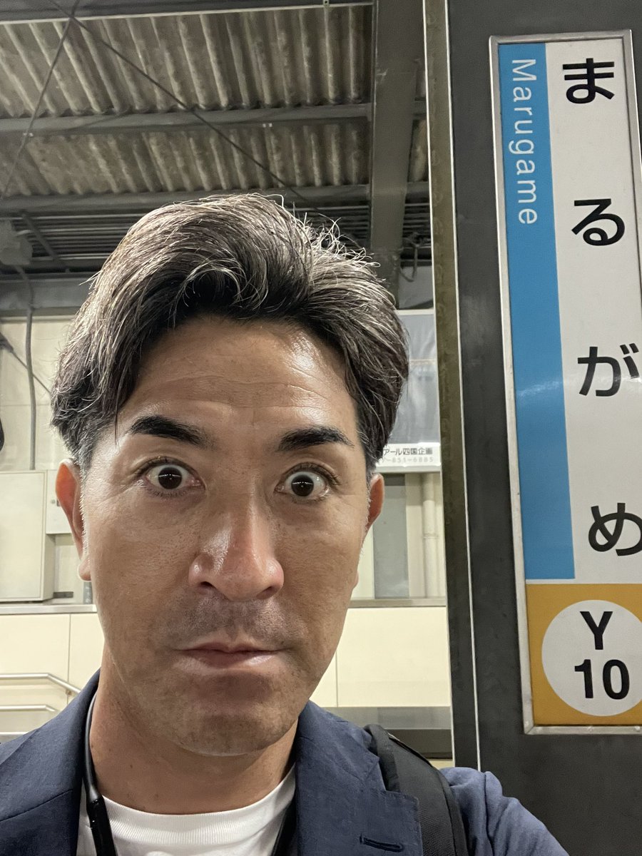 ggsato_travers's tweet photo. 駅着いたら、女子高生3人組に「あ。G.G.佐藤だ」って言われた。完全に売れたと思った #里崎智也を超えてゆく
#丸亀 https://t.co/VetpsBxNu5