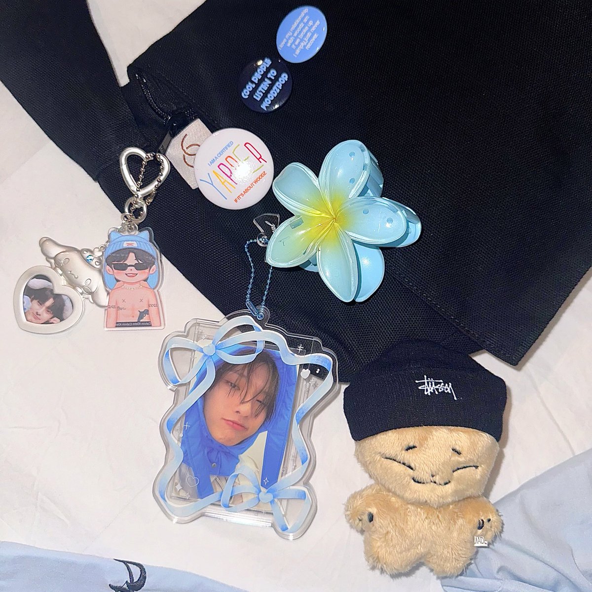 ୨ৎ cinnamoroll keychain from <a href="/sanrio/">Sanrio</a> ⭑.ᐟ
୨ৎ woodz loverboy keychain (oo-li jkt freebies) from <a href="/ur_cosmoss/">.</a> ⭑.ᐟ
୨ৎ woodz pin button from <a href="/homebuddys_/">🏠 | P-LAND table A40</a> ⭑.ᐟ
୨ৎ photocard holder from <a href="/PocketzStudio/">𐙚 Pocketz Studio</a> ⭑.ᐟ

hope it helps 🥹🫶🏻