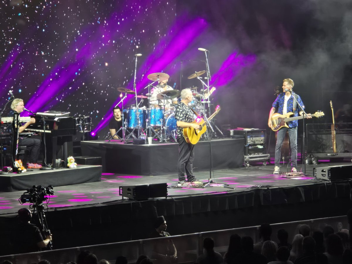 offwinger87's tweet image. With @barenakedladies and 70,000 people! Had a great time, thanks for asking! @PNE_Playland