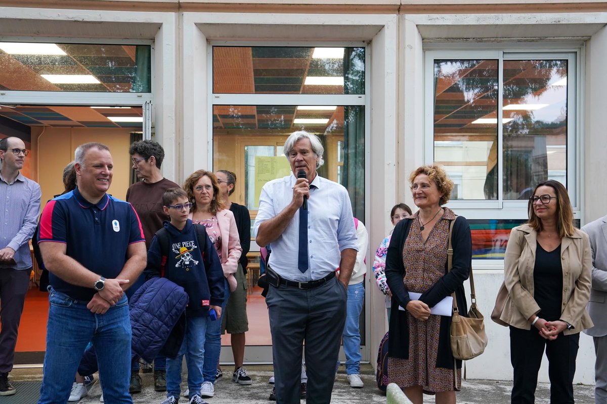 ofcourselemans's tweet photo. C’est la rentrée des classes ! 
Le maire @SLeFoll et @LEROUXCcile7 sont venus souhaiter une bonne rentrée aux élèves de l’école Clairefontaine : « Nous voulons partager cette rentrée avec vous. Environ 10550 élèves font leur rentrée dans les écoles du Mans » : @SLeFoll https://t.co/O4AnyNJUMP