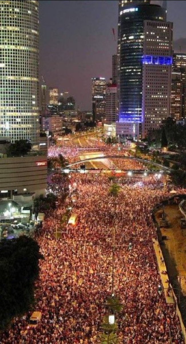 C'è anche questo #Israele. In piazza a #TelAviv contro #Netanyahu e il suo governo.