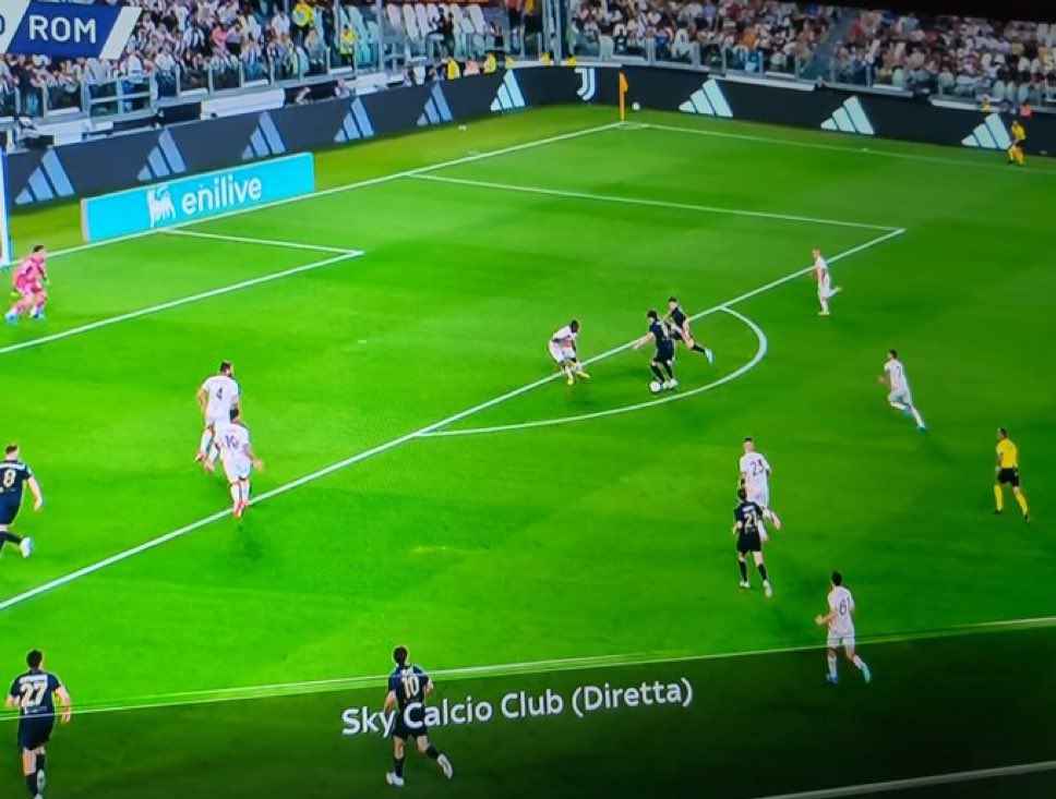 alvarosburato's tweet photo. Mi sto mangiando le mani porca troia, se avesse imbucato per Chicho questo era gol.

Vlahovic amico mio sono 3 anni che sei qua, una svegliata ce la vogliamo dare? Queste sono occasioni elementari diocane.
È troppo discontinuo e appena sbaglia esce dalla partita, svegliati o vai. https://t.co/Fr77ccx4yy