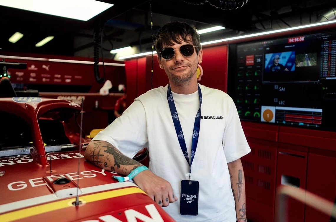 updatedLT's tweet photo. Louis photographed at the Grand Prix! 

📸 Peroni Nastro Azzurro https://t.co/ml8RfbBR2M