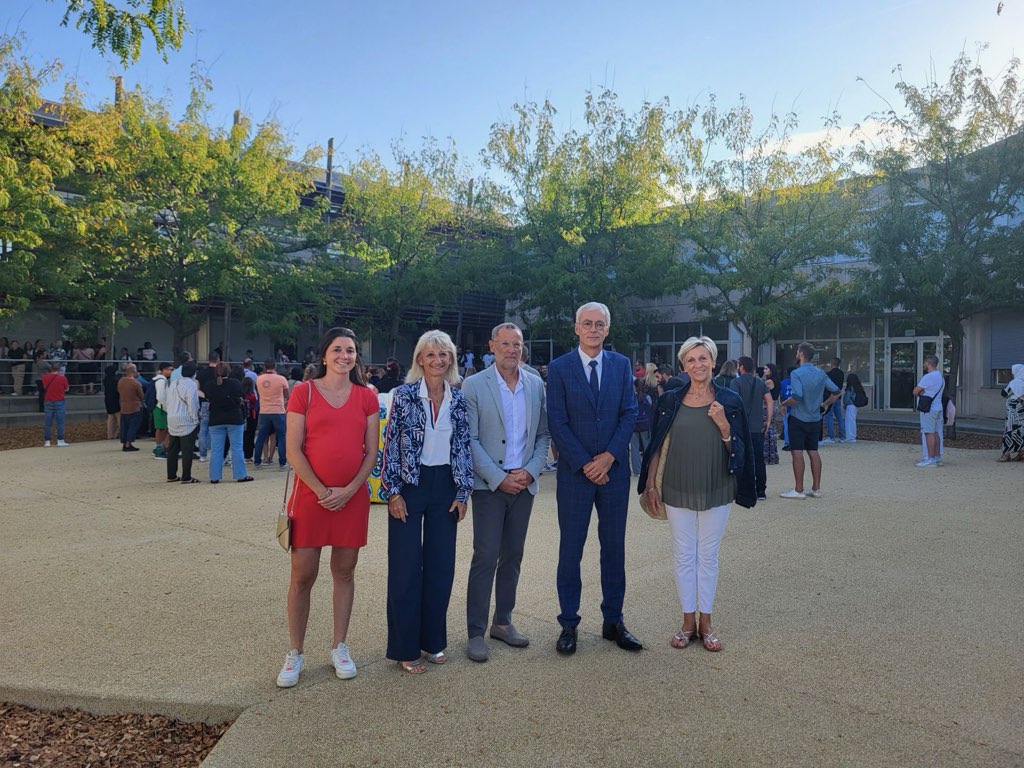 Très heureux d'avoir accueilli les élèves de 6ème et leurs parents au collège Europa de Montélimar avec Mme la Présidente du CD26. Merci aux équipes du collège de leur remarquable engagement au service de la réussite de chaque élève pour ne laisser personne au bord du chemin.