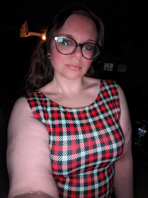 I'm just a sweet country girl. Photoshoot available now on my sub sites. https://t.co/Ag3ZNmGdIc