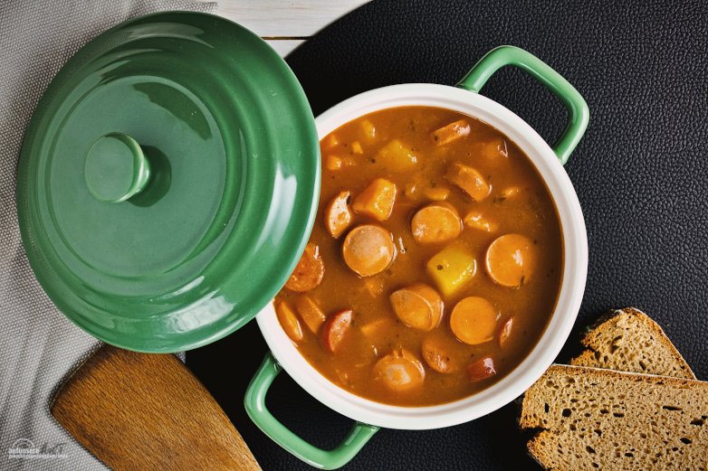 Gerichte wie das Süßkartoffel Gulasch sind sehr wandelbar. 

Schöpft man etwas von dem Gulasch ab und gibt einer Hälfte die Wurst zu können es Fleischliebhaber und Vegetarier genießen.

ZUM REZEPT: 
aufunsere.art/rezept/suesska…

#kochen #rezept