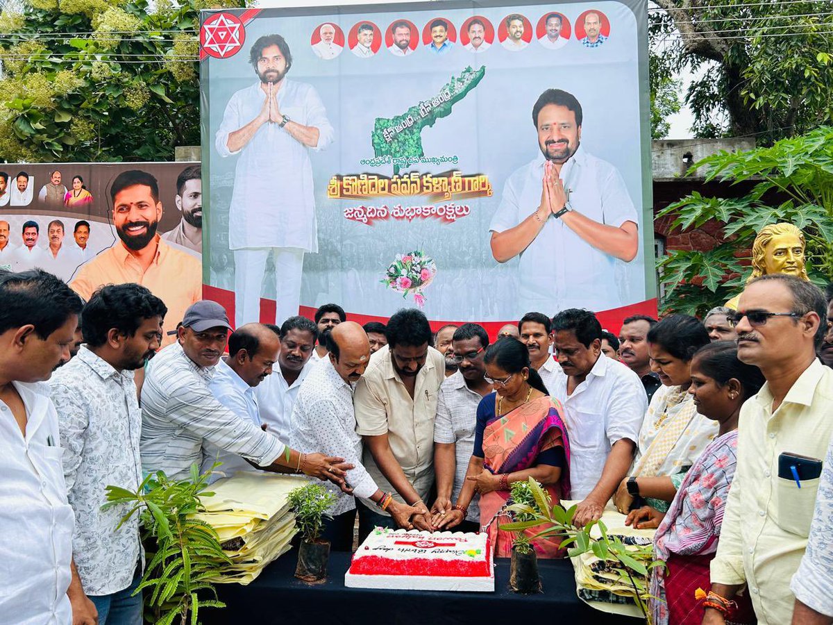 GPR9222's tweet photo. ఆంధ్రప్రదేశ్ రాష్ట్ర ఉప ముఖ్యమంత్రి వర్యులు శ్రీ @PawanKalyan గారి జన్మదిన వేడుకులలో భాగంగా కొత్తపేట నియోజకవర్గ ఇంచార్జ్ శ్రీ @BandaruTweets గారి ఆధ్వర్యంలో మొక్కలు నాటే కార్యక్రమం మరియు పారిశుధ్య కార్మికులకు దుస్తులు పంపిణి చేయడం జరిగింది...
#HappyBirthdayPawanaKalyan 
@ssp6122 https://t.co/EZZexKprSI