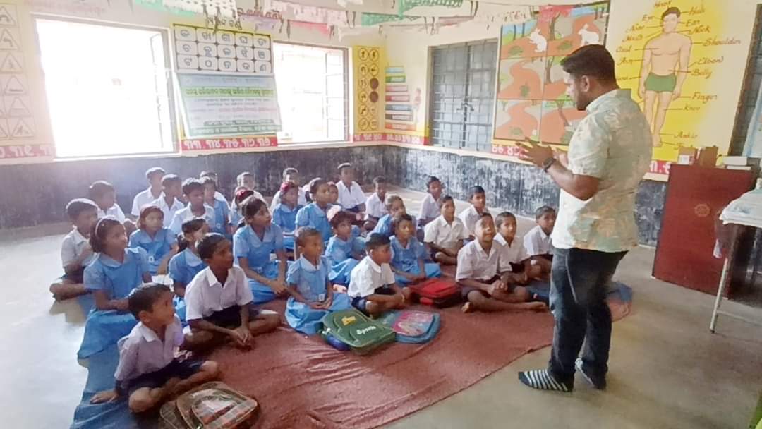 talktosubhransu's tweet photo. #Repost: Seed Ball Making workshop in Govt. Primary School, Suakhaikateni in #Dhenkanal District. Lets work for a #greenerplanet 🌱🌍
#SubhransuSatpathy #seedball #greenerplanet #TheyReallyNeedUs #waterforbirds #birdman #environmentalists #Odisha #natureconservation https://t.co/pPP28RiiyX