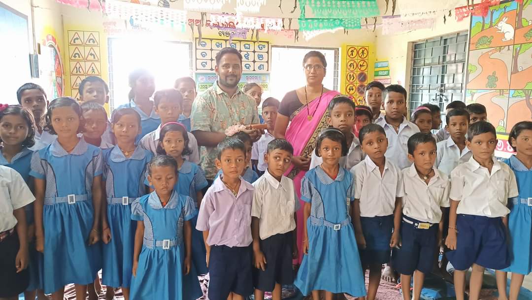 talktosubhransu's tweet photo. #Repost: Seed Ball Making workshop in Govt. Primary School, Suakhaikateni in #Dhenkanal District. Lets work for a #greenerplanet 🌱🌍
#SubhransuSatpathy #seedball #greenerplanet #TheyReallyNeedUs #waterforbirds #birdman #environmentalists #Odisha #natureconservation https://t.co/pPP28RiiyX