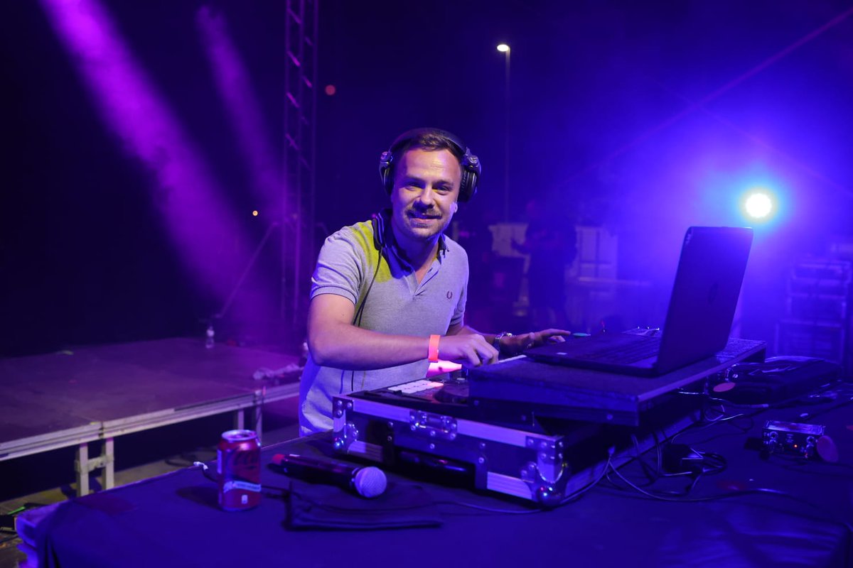 🎊 Festa del confeti! Concert amb Músics de carrer, DJ Alex Argemí i DJs Petardeo Ketarreo, a l'Espai Barraques.

Una nit de #fmpsip plena de música i diversió!

#ViulaFestaMajor!