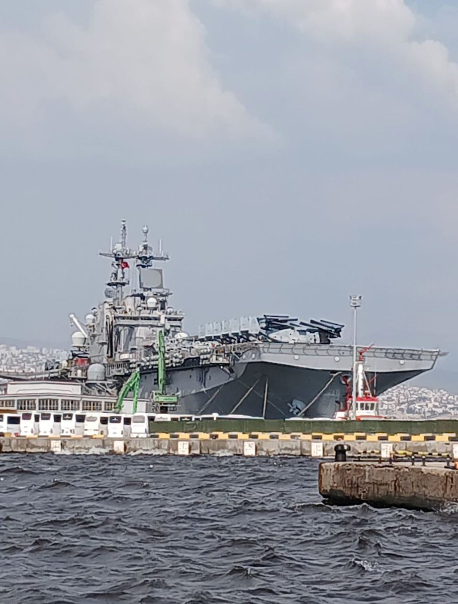 🔴 ABD'nin, 'İsrail'i olası saldırılardan korumak amacıyla' bölgeye gönderdiği 'USS Wasp' savaş gemisi Türkiye'de.

Gemi, İzmir limanına demirledi.