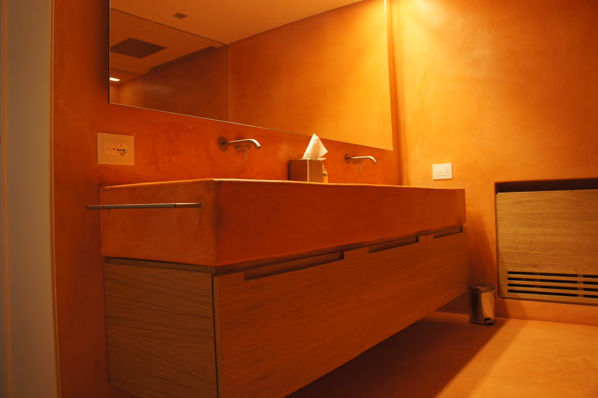 Tadelakt2's tweet photo. Fantastico #bagno realizzato a Roddino. Il #tadelakt è una tecnica di #intonacatura tradizionale marocchina, utilizzata principalmente per creare superfici lisce, lucide e #impermeabili. 

#moroccanart #tadelaktart #marrakech #ecobuild #bioedilizia https://t.co/NY3wxXgFal