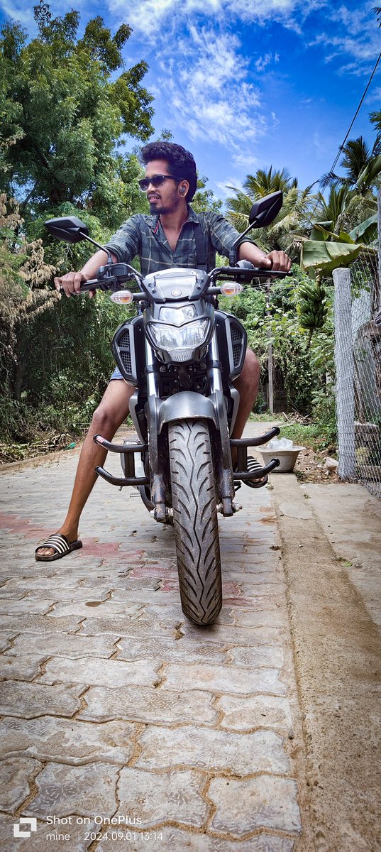 ssv__remo's tweet photo. Quote ur Bike pose 😅
Mine this 🤗😎
Fz V3 🏍️
#SsvArul 🤩🫰
#Bikepose ❤️ https://t.co/7u5ZuOJP2q