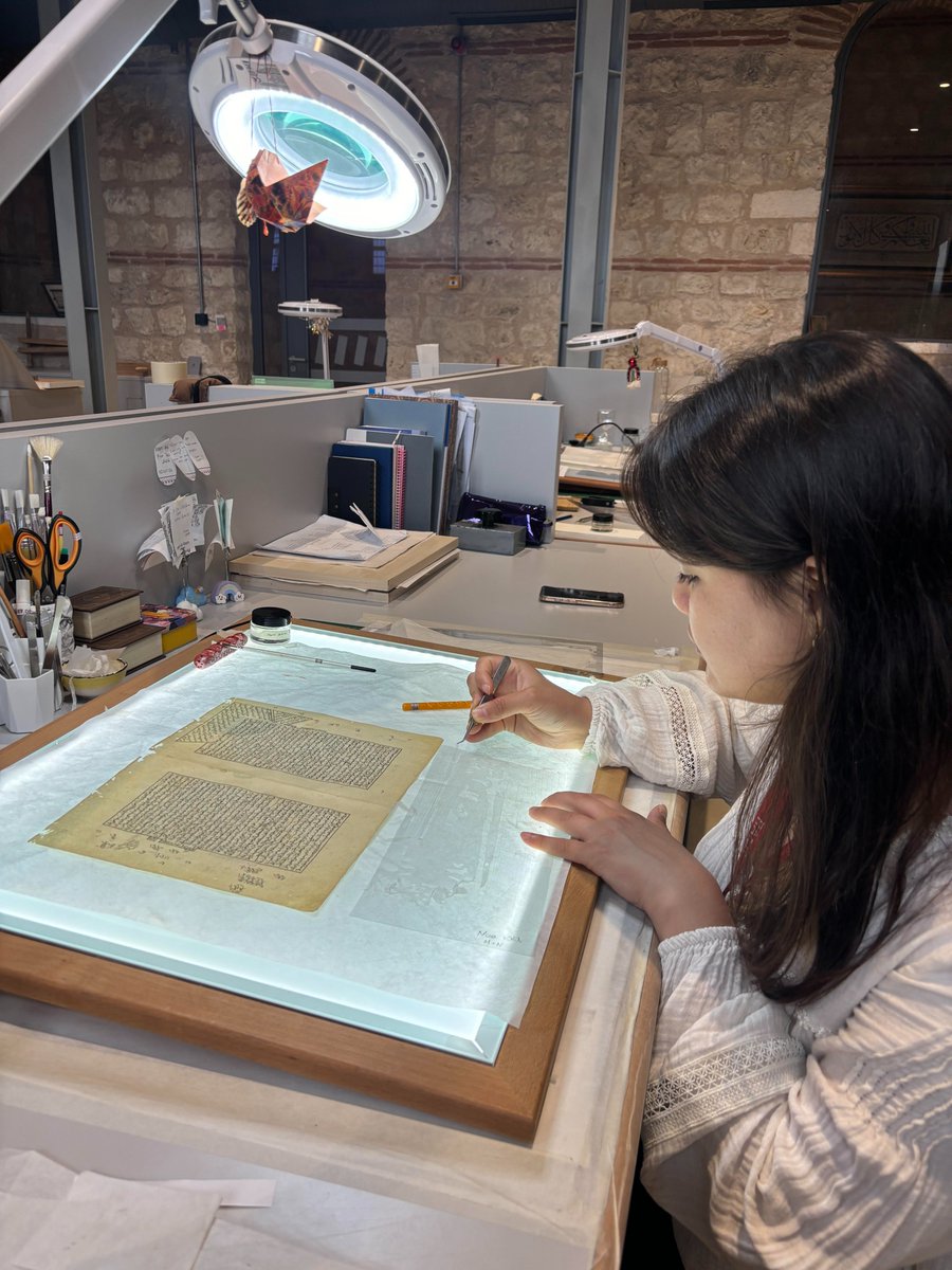 kitapsifahane's tweet photo. Kitap Şifahanesi'nde bugün 🍃
Atölyelerimizde farklı masalarda iki cilt tamamlama, iki kâğıt tamamlama uygulaması. İşlemler aynı olsa da her eserin ihtiyacı farklı. https://t.co/EkEDsz3TH4