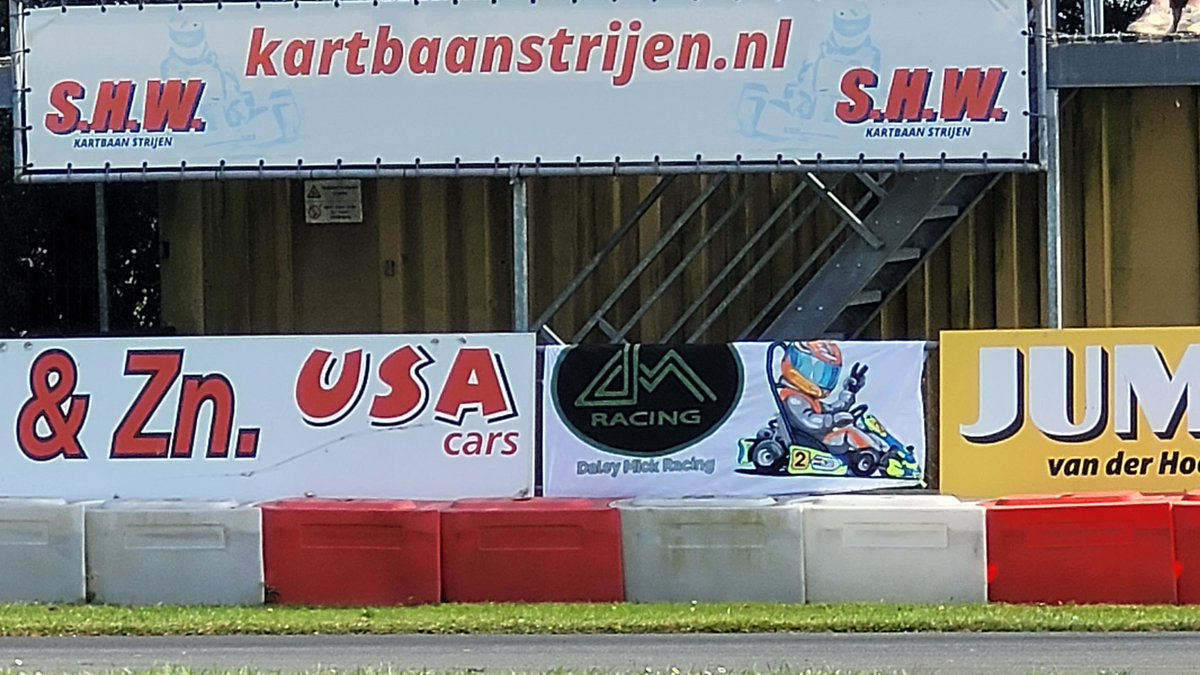 DMRacingFans's tweet image. 🔔 De eerste beelden van Daley Martens afgelopen weekend in Strijen !!
🏁 Met een mooie tijd van 33.481 en inhaalacties in de Mini Parilla Klasse.
📰 Er volgt meer, top gereden Daley !!

#Progressie #Karten #Karting #Racing #Kart