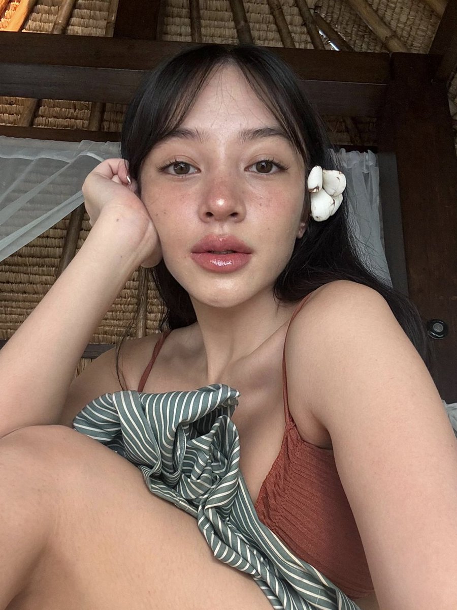 amndzahra's tweet image. pool day ft. my new fav tinted lip balm, can you guess what it is? 

hint: it has SPF! 🌞