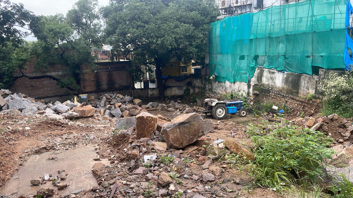 GHMC_TPWING's tweet photo. Sir/Madam
Inspection of cellar excavated sites by GHMC TP Officials at Somajiguda and Road No.12, Banjara Hills. Stopped the work due to monsoon and instructed to take up precautionary measures. @TelanganaCMO @TelanganaCS @CommissionrGHMC @GHMCOnline https://t.co/PmJ5NlcYI1