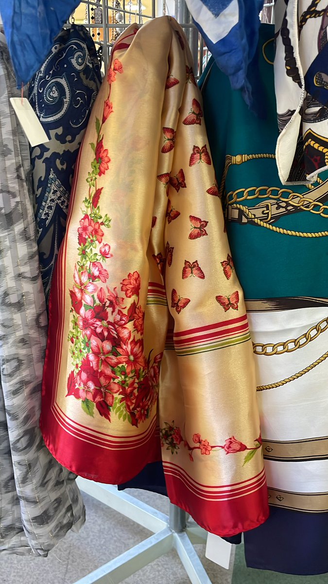bonbon1373's tweet photo. 乙女なスカーフ発見

巻きスタイルの
アクセントになりそう

#ちゃく３上尾店
 #古着屋
#レトロ https://t.co/XDihn6Rkcx