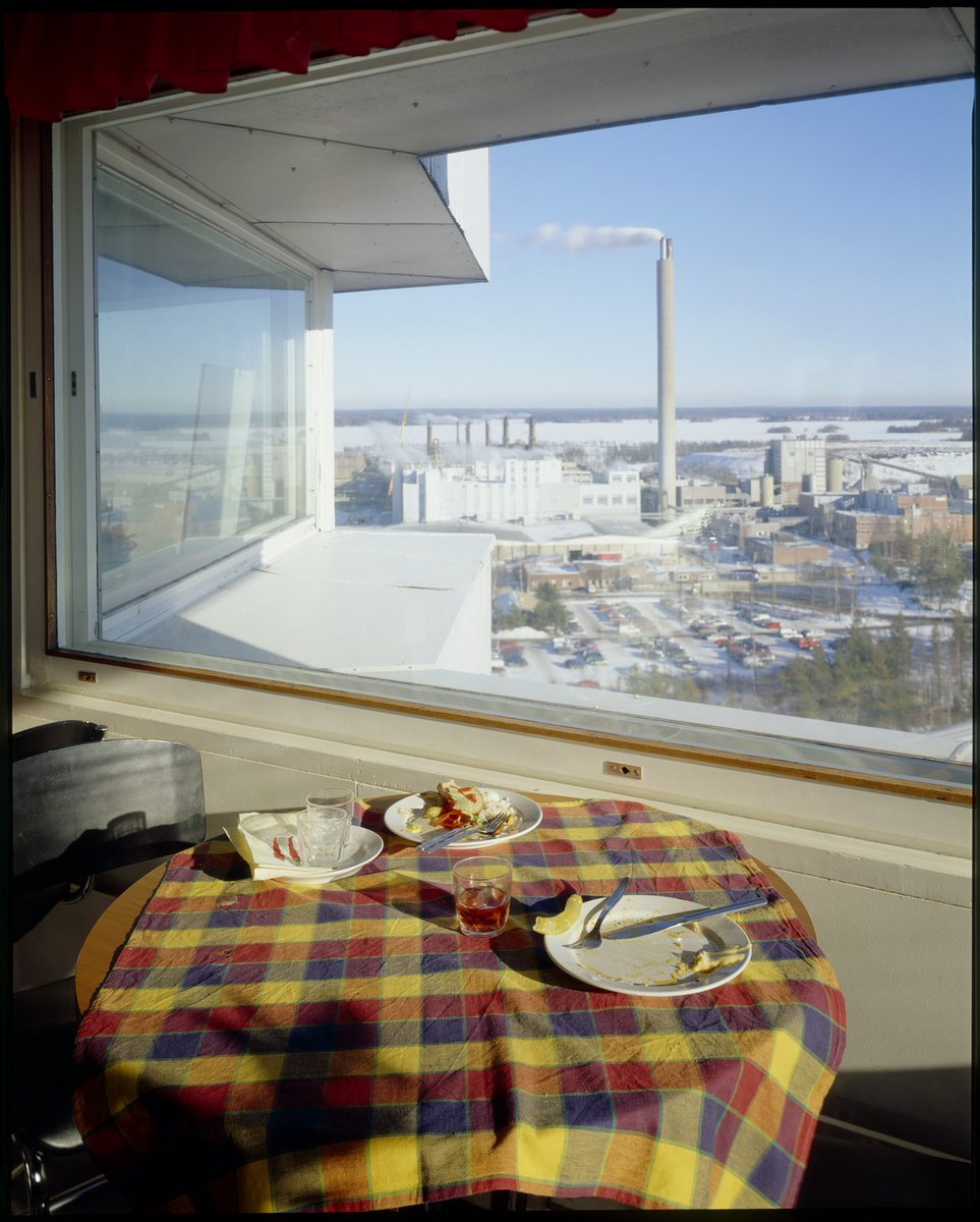 Suomalainen luontosuhde perustuu käytännöllisyyteen ja on vähintäänkin pragmaattinen. Porin Yyterin edustalla on ”näköalatorni” josta yhteen suuntaan aukeaa tällainen maisema.  Toisella puolella on sitten se merinäköala.

Kuva on arkistostani: holotna.pic.fi/kuvat/61N+21E/