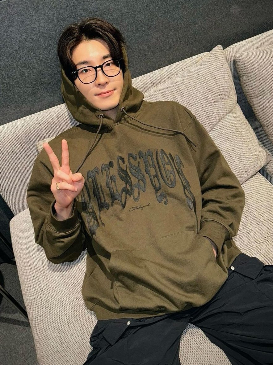 wooahaegyo's tweet photo. Roommate 🔞

WW × OC filo au

You've had a tight knit relationship with Wonwoo for as long as you can remember, but what happens when he suddenly confessed his feelings for you on a Sunday night.

How will the both of you keep up with the mutual pining you've had for years? https://t.co/GWMuvGgtyM