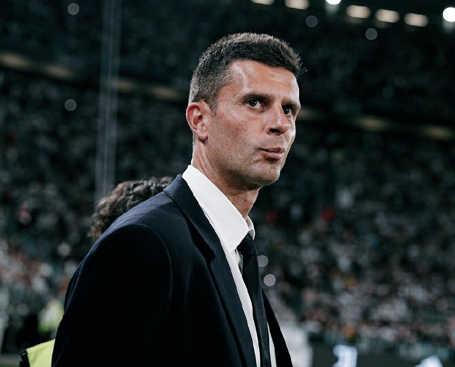 È bastato il primo pareggio stagionale per rievocare #Allegri e per una pioggia di critiche nei confronti di #ThiagoMotta. Dimenticando la portata della rivoluzione attuata in estate e tralasciando un dato tanto caro agli Allegriani:

La Juventus ha subito 0 gol in 3 partite