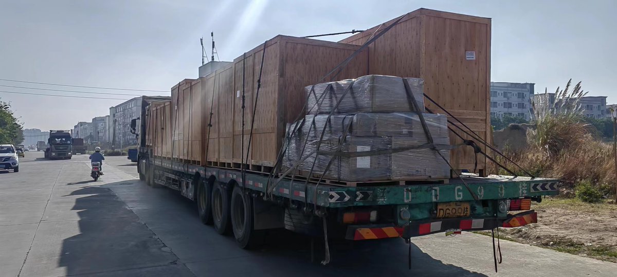 OlymtechCompre1's tweet photo. It's ready to ship, packed safely and securely in wooden crates!

#aircompressor #ship #compressor #screwcompressor #rotarycompressor #woodencase #olymtech https://t.co/u4CRBxIZVo