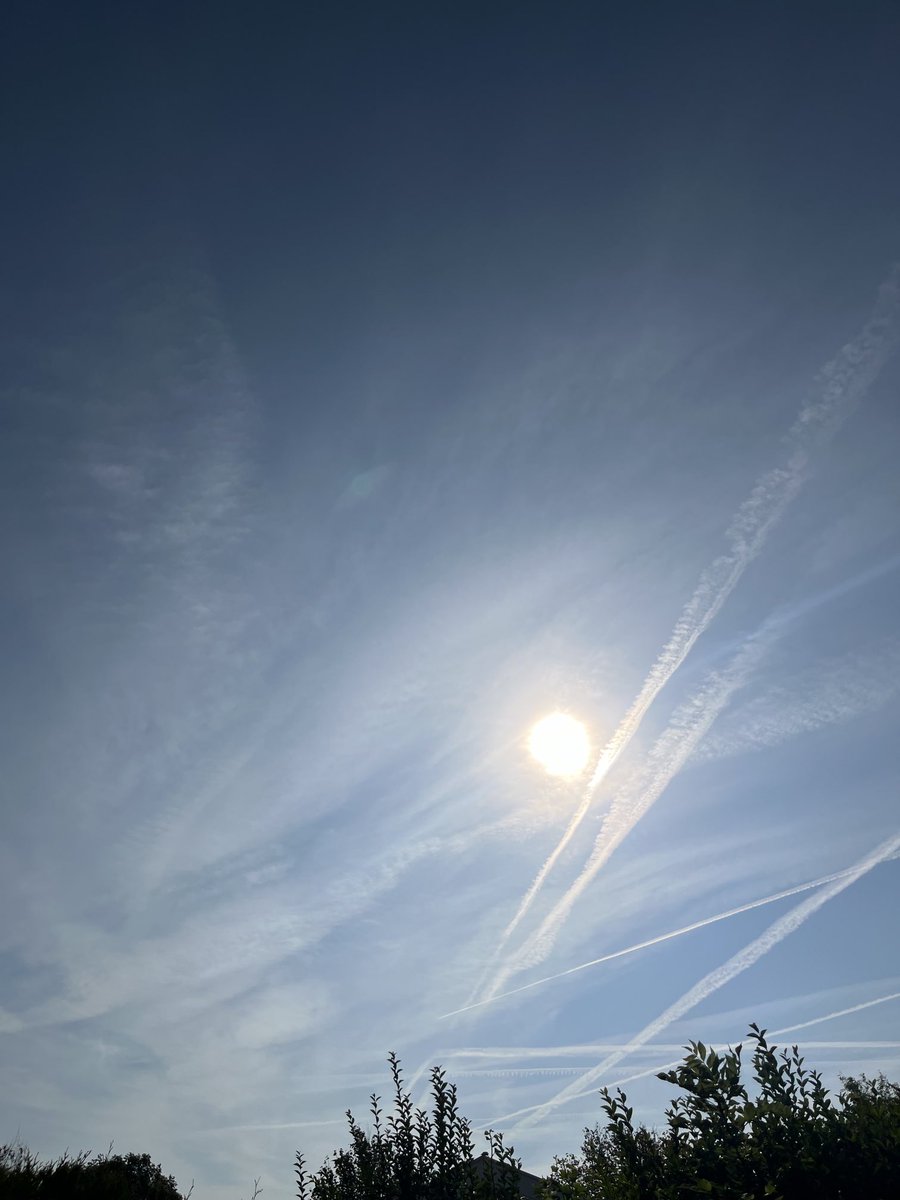 ReyenVan's tweet image. 8.11 en 10.26…Dit zag je vroeger nooit! #Cloudseeding #Sunblocking #Chemtrails